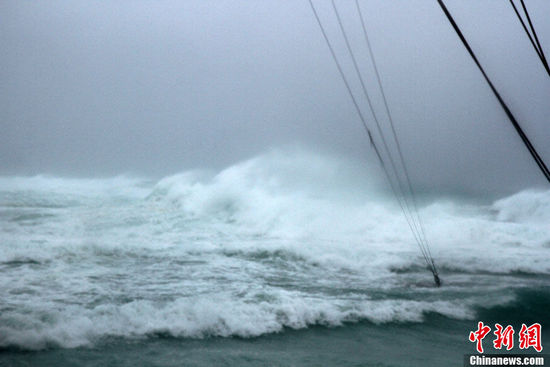 台风正面袭击三沙 永兴岛码头掀10米巨浪(图)