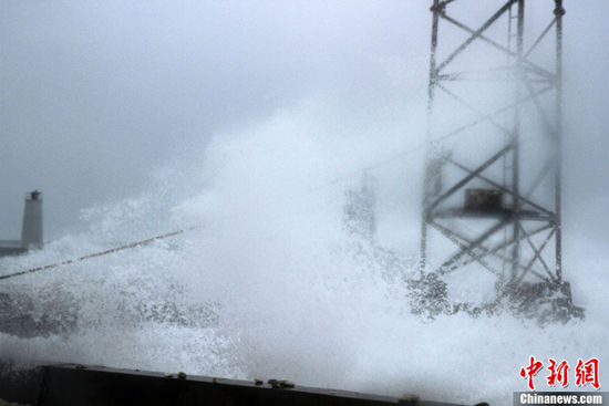 台风正面袭击三沙 永兴岛码头掀10米巨浪(图)