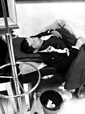 街坊们团团围住打人者