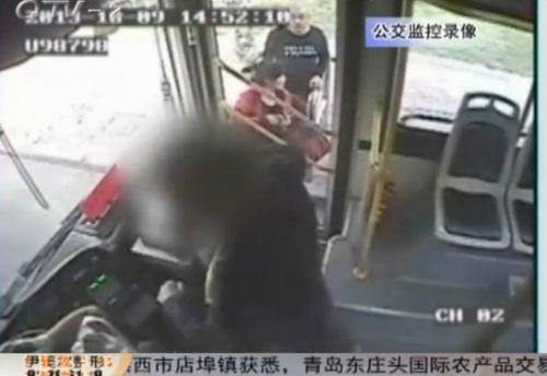 青岛一男子拦车不成暴打公交司机 乘客冷漠无人劝解