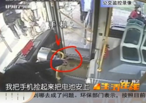 原标题：拦车不成男子暴打公交司机 乘客冷漠无人劝解