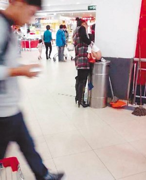 小孩蹲在超市垃圾桶当众大便 网友指责家长