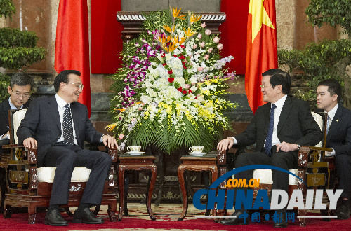 10月14日，国务院总理李克强在河内会见越南国家主席张晋创。 新华社记者黄敬文摄