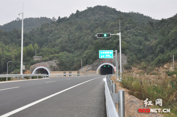 长浏高速桥、洞、路相连，沿线风景优美。其中，七亩田隧道，犹如一双最萌的大眼睛，在欢迎每一个过客。