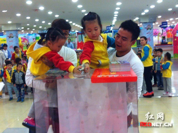 来自英蓝国际教育集团幼儿园的小朋友们参与现场爱心捐赠。
