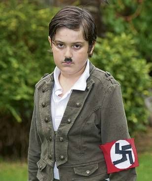 英国男孩扮成希特勒参加舞会被拒门外（图）