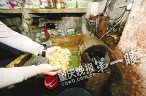 重庆居民楼黑作坊被查 每天数百斤泡菜卖餐馆