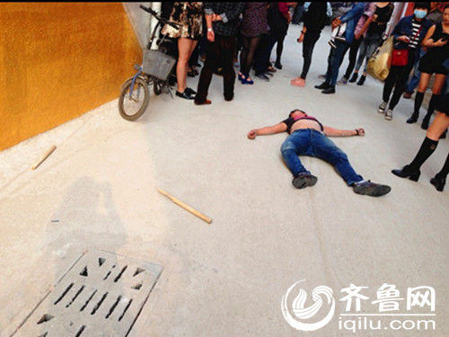 商户王某当时被击昏倒地。(图片由网友提供）