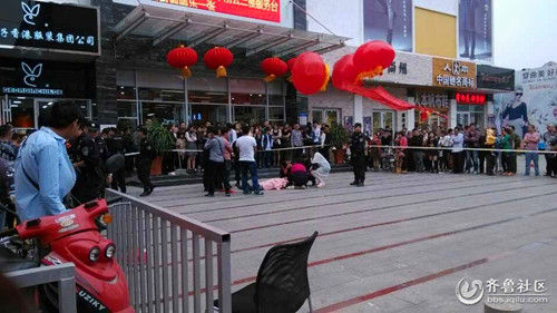 出警的警察对现场进行了封锁。（图片由网友提供）