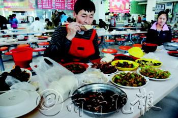 　　把学生们的剩饭收集到一起,就是一顿丰盛的“大餐”。　本报记者　韩逸　摄