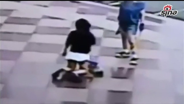 [视频]监拍女生翘课被母亲抓街头罚跪自扇耳光