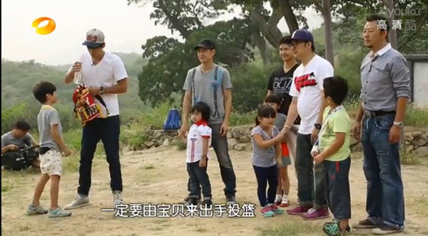 [视频]爸爸去哪儿花絮曝光 星爸萌娃上演亲子运