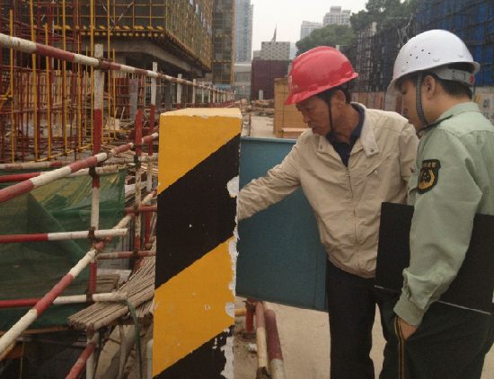 开福消防执法者深入工地检查。