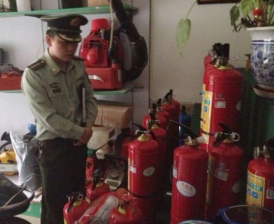 开福消防执法者正在检查经营户。