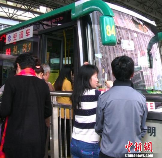 昆明市民质疑公交车“被空调”公交集团“晒账本”