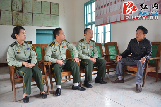 张家界市消防支队情系龙阳村困难群众