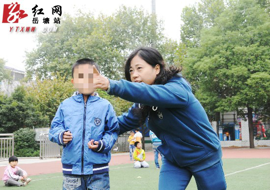 岳塘一下岗职工乐观面对生活 “多心”做好每件事