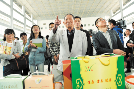 2013世界粮食日优质湘米品鉴会现场，袁隆平对琳琅满目的优质湘米赞赏不已。