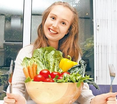 英国女子7年不吃熟食 29岁拥有16岁容颜(图)