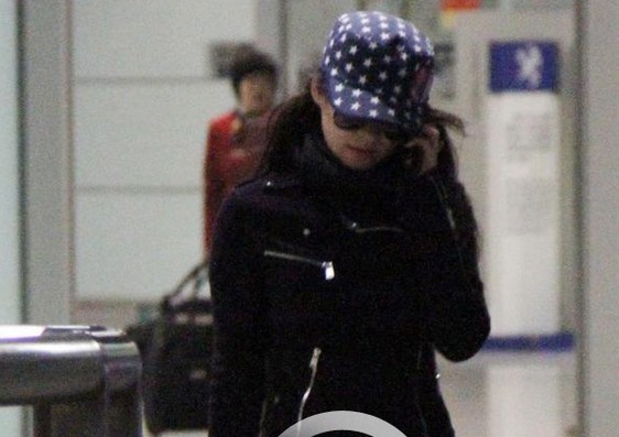 [视频]章子怡汪峰洛杉矶回京 避媒体分开出闸