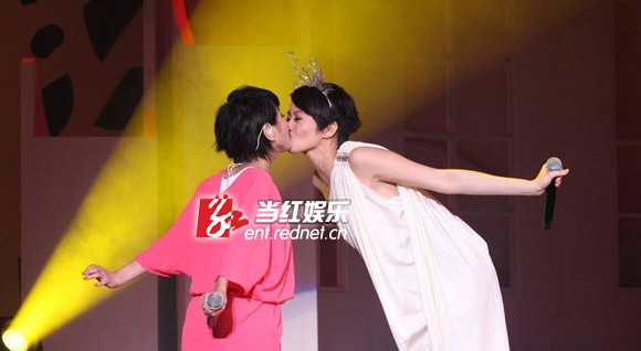 许茹芸 梁咏琪亲密无间