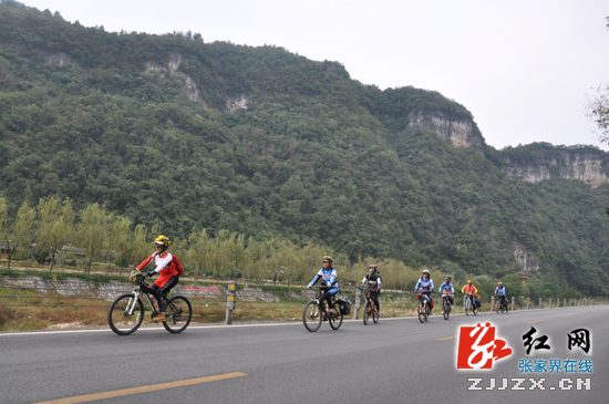 倡导低碳旅行 安徽7名老年自行车友千里骑行张家界