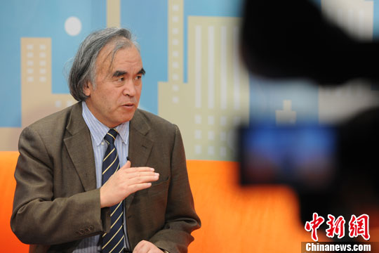 中国社会科学院经济研究所研究员、清华大学中国与世界经济研究中心教授袁钢明做客中新网《新闻大家谈》,解读第三季度经济数据。中新网 张龙云 摄
