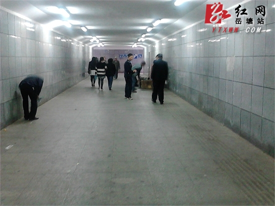 岳塘城管维护地下人行道市容秩序