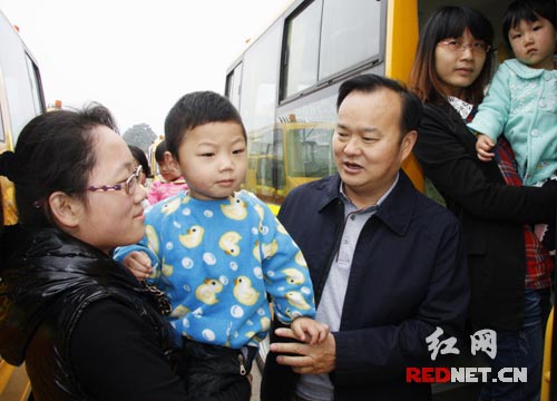 雷锋校车有限公司总经理彭红光[中]:每一个孩子安全送到家长手中