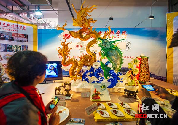 展馆内的湘菜展台布置得十分精美。