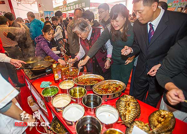 市民在展馆内各地精典餐饮食品的展台前大快朵颐。