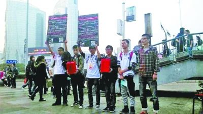 图为在天桥下募捐的同学们。