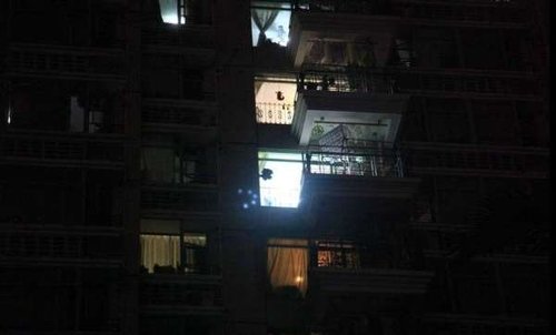 南山某小区玻璃幕墙酿惨剧2名青年半夜高空坠亡