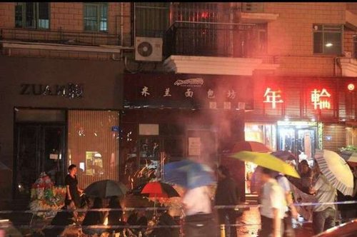 南山某小区玻璃幕墙酿惨剧2名青年半夜高空坠亡