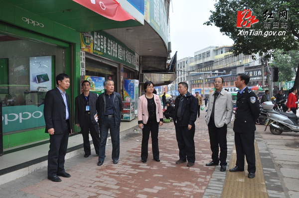 唐人杰)10月19日上午,新田县委副书记,县长唐军深入新华南路,永得利