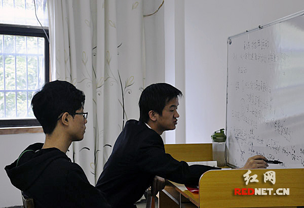 树仁特色学校，一老师正在对学生进行“一对一”的辅导。