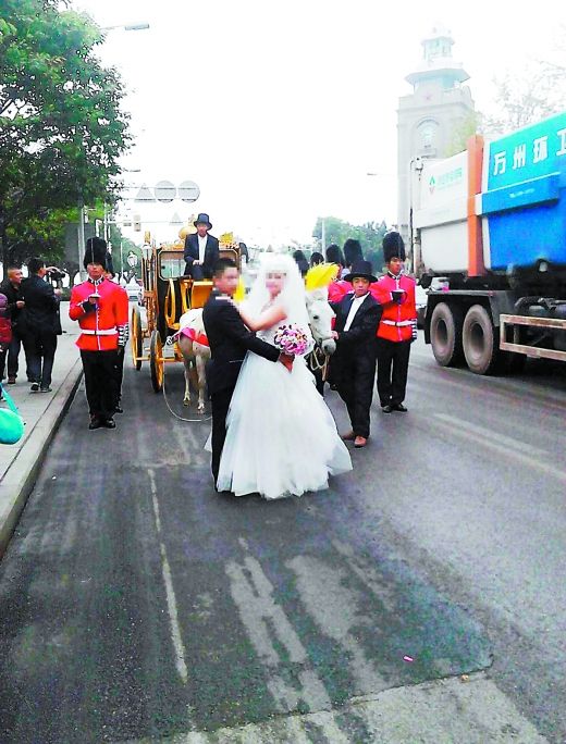 万州这对新人的婚礼，不少市民纷纷拿出手机拍照。 （网络图片）