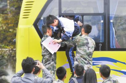10月15日，学生们正从“事故车”内爬出来。