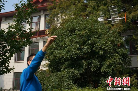 图为打印出的微型飞机正在试飞。