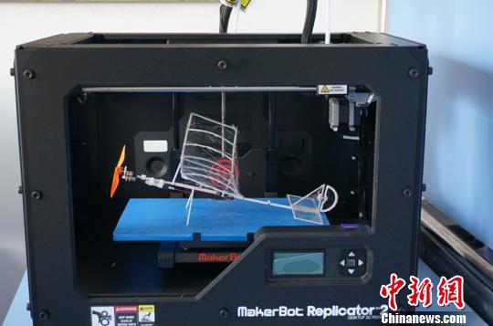 图为正在打印的微型飞机。