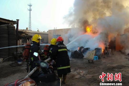 消防官兵及时赶到灭火。 刘新 摄