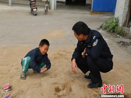 11岁流浪儿派出所“安家”警方征线索为其寻亲