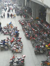 10月18日，成都二环路北三段青龙市场旁的非机动车停放点。