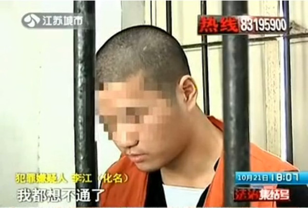 [<em>视频</em>]7旬老汉与<em>两女</em>同居 遭孙子捅十多刀致死