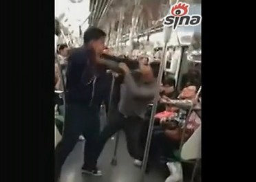 [视频]网友神奇解说上海地铁两男子终极格斗赛