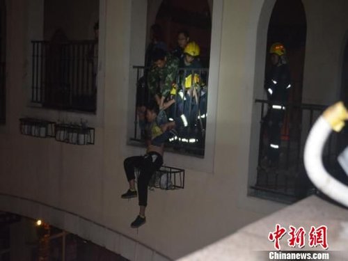 一大学生和恋人吵架跳楼轻生 消防官兵将其救下(图)