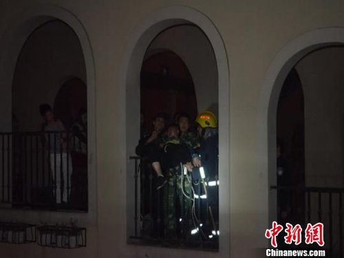 一大学生和恋人吵架跳楼轻生消防官兵将其救下（图）