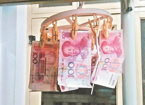 　QQ网友“Drenched”：今天刚回来，寝室高富帅表示刚刚洗澡钱打湿了