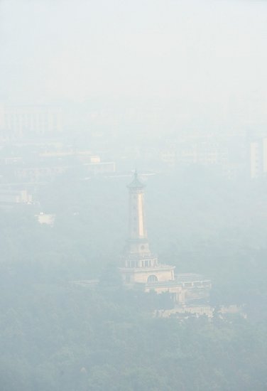 昨日11时许,湖南烈士公园仍笼罩在一片雾霾中。