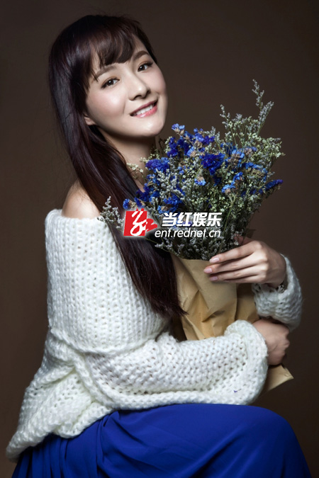 李依伊笑容甜美